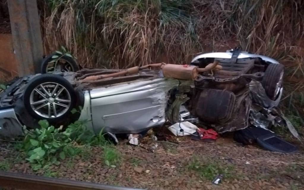 Carro despenca de viaduto e casal morre, em Americana