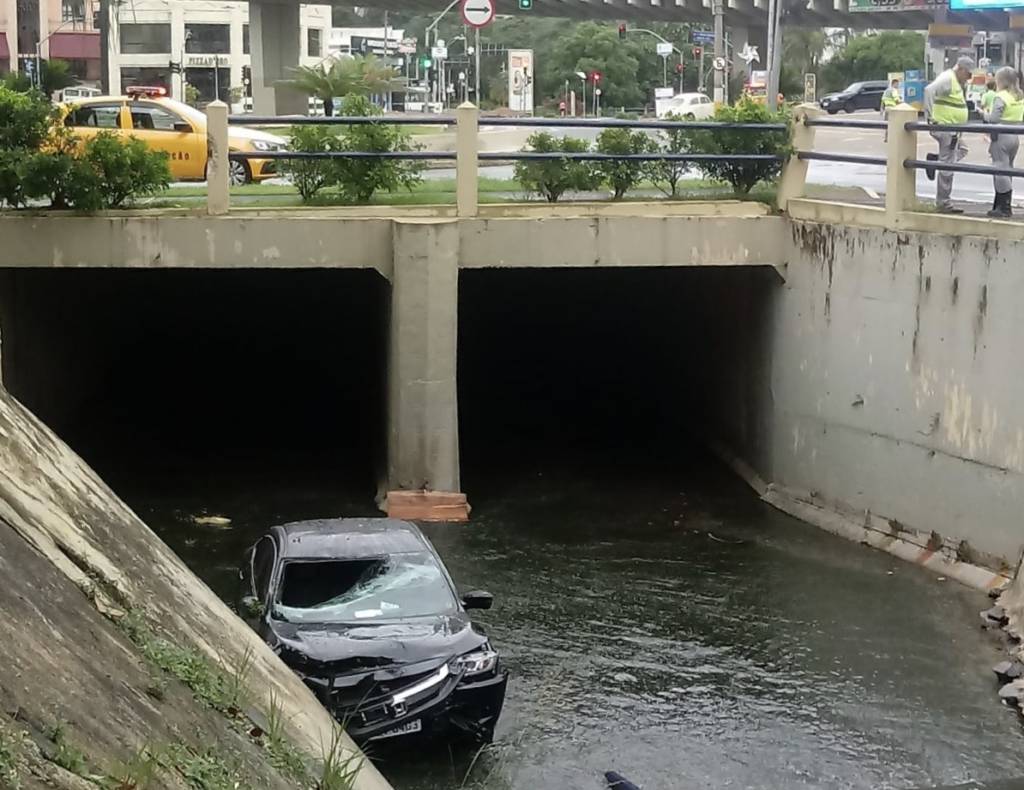 Motorista perde controle de carro e cai em córrego na Princesa D’Oeste