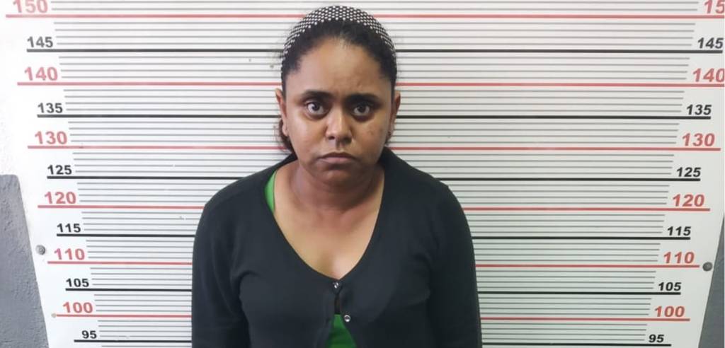 Mulher é presa acusada de envenenar e esfaquear vizinha e sequestrar filha dela