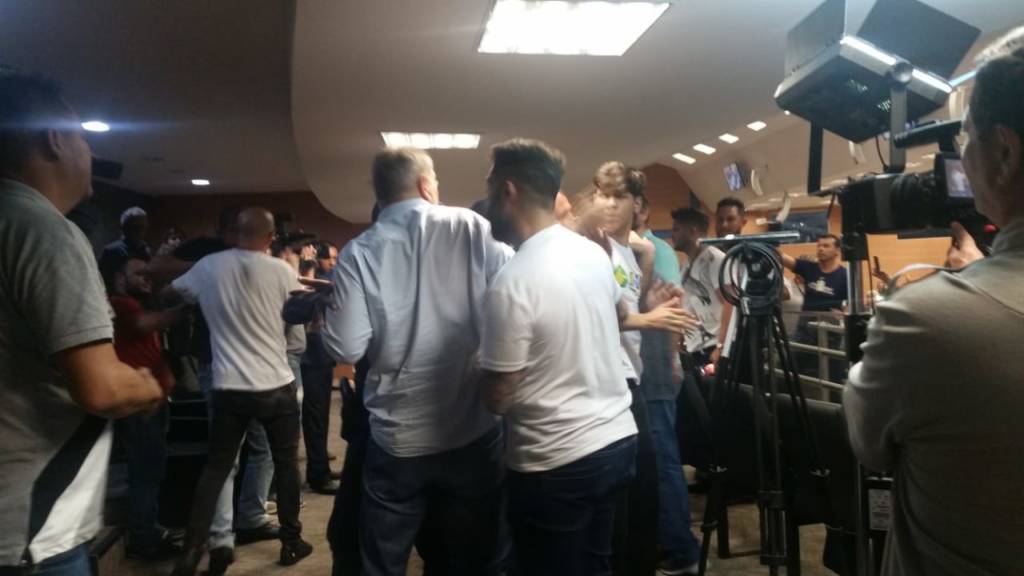 Câmara tem briga no público e troca de críticas entre vereadores em sessão julgamento de Jonas