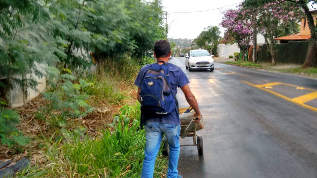 Pedestres reclamam da falta de manutenção de calçadas em Barão Geraldo