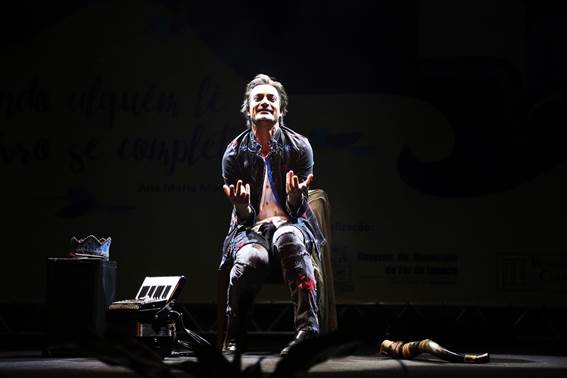 Teatro Castro Mendes recebe  espetáculo solo de Clóvys Torres
