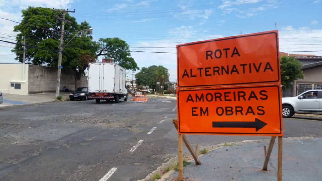 Buracos em desvios da Amoreiras irritam população