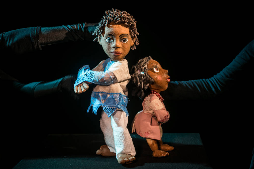 Projeto Pequeno Espectador recebe espetáculo infantil inspirado em crianças e famílias refugiadas