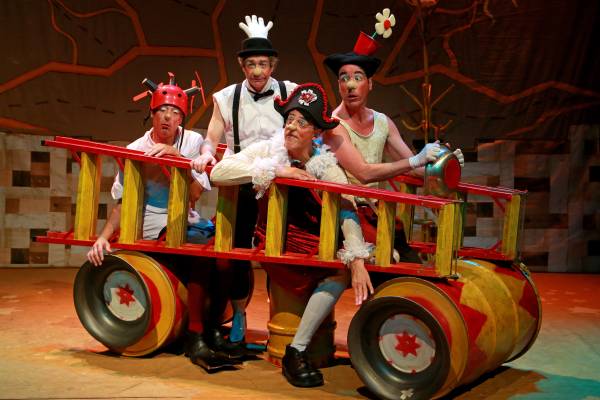 Parlapatões  apresenta “Os Mequetrefe” no palco do Sesi Amoreiras