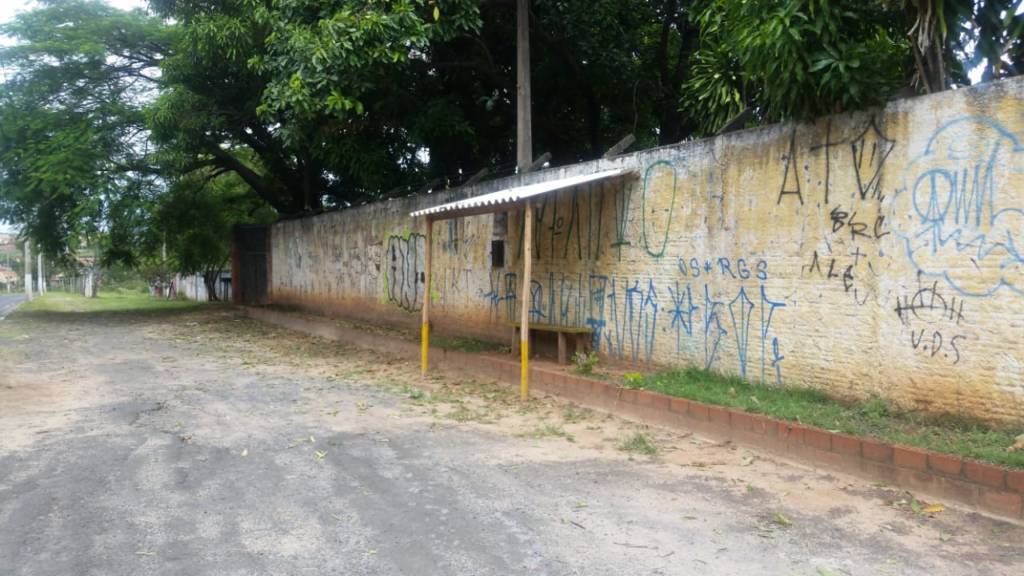Moradores pedem atenção com pontos de ônibus na John Boyd