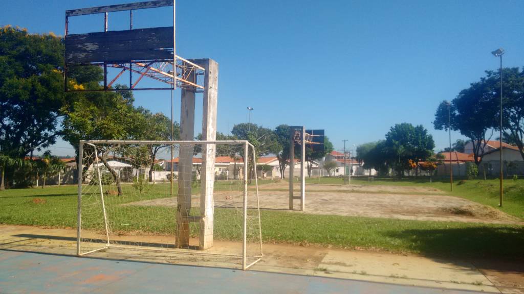Moradores reclamam do abandono de praça de esportes no Jardim Eulina