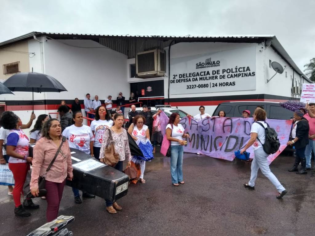 Anúncio de DDM 24 horas tem ato contra feminicídio