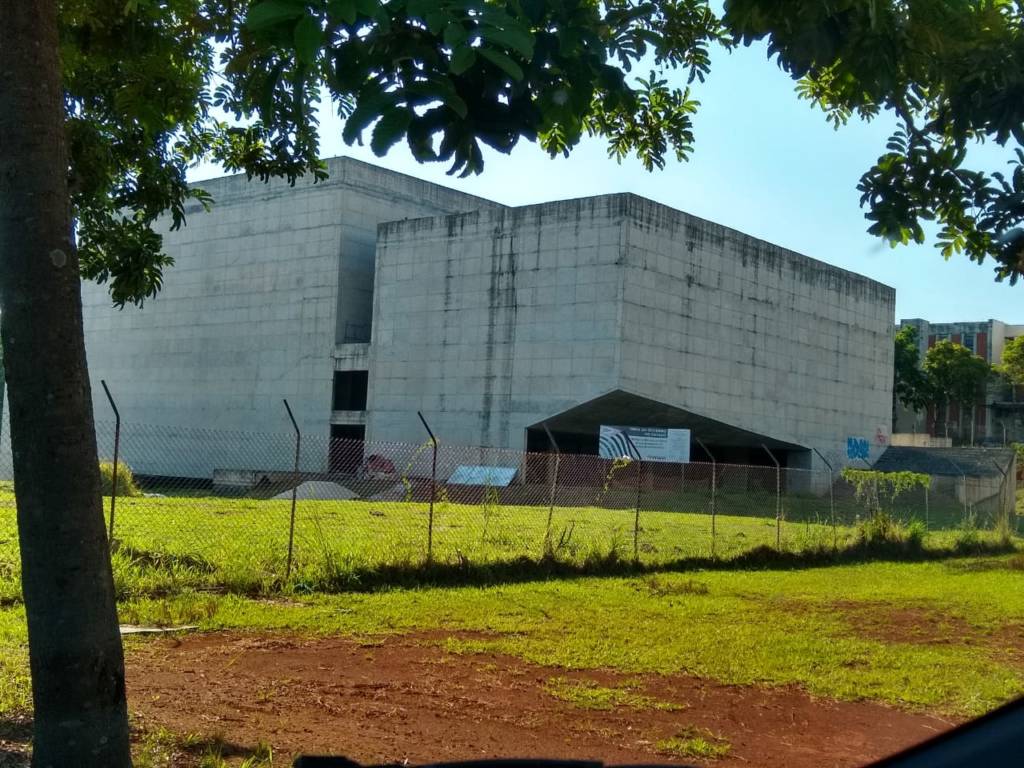 Unicamp tem prédios inacabados com sinais de abandono