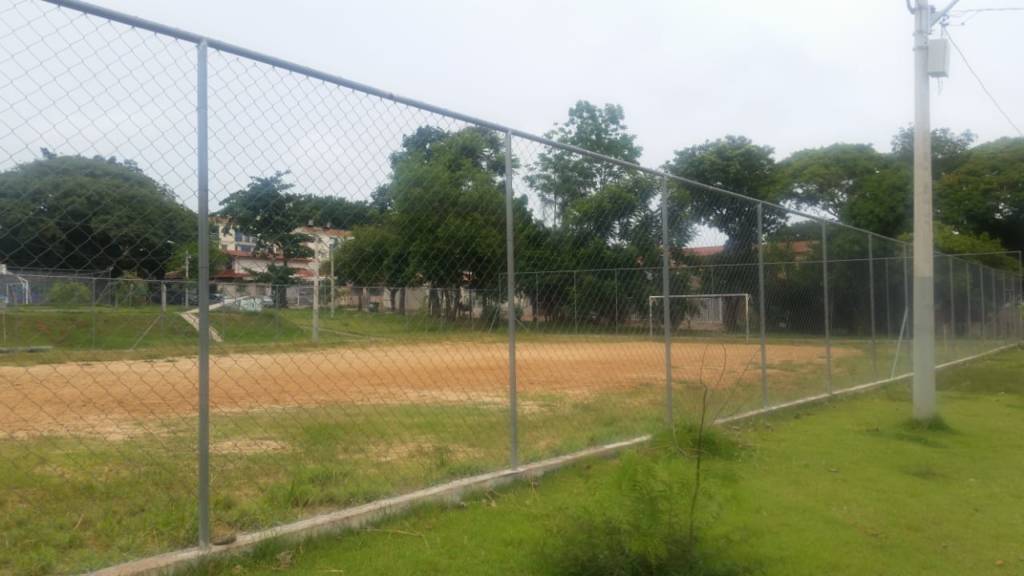 Sem obras, quadras em praças são focos de reclamações