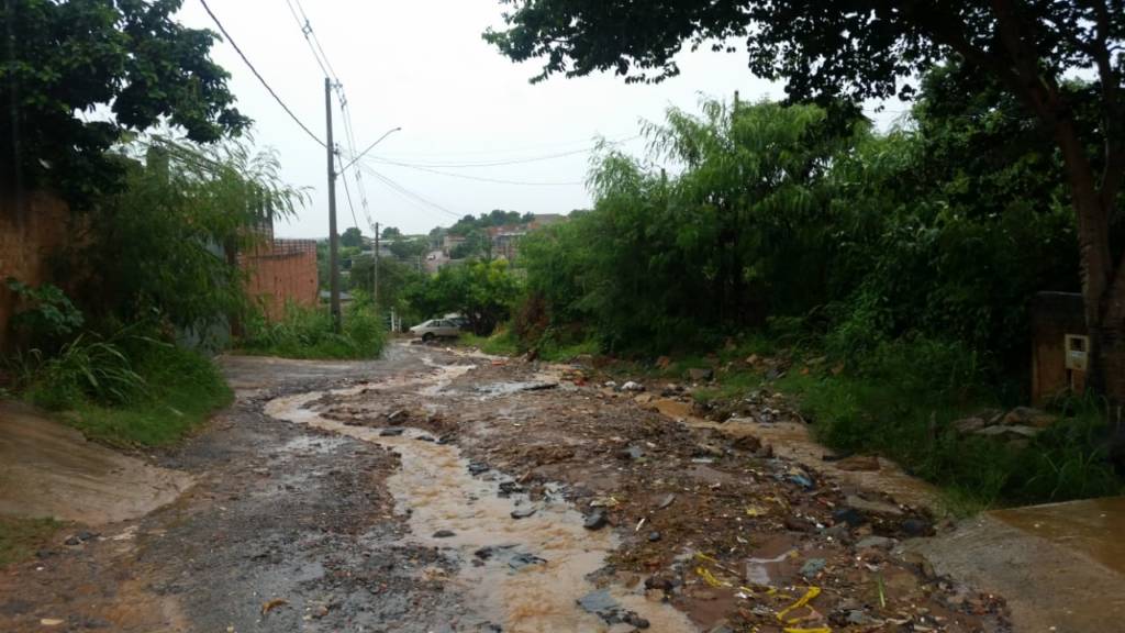 Chuvas deixam ruas do Jardim Fernanda intransitáveis