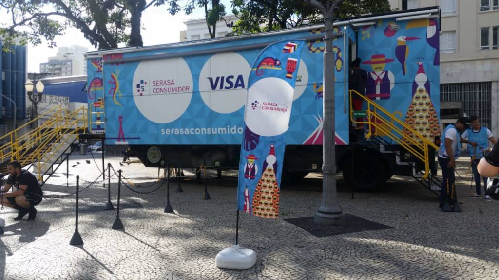 Caminhão do Serasa estaciona no Largo do Rosário, em Campinas