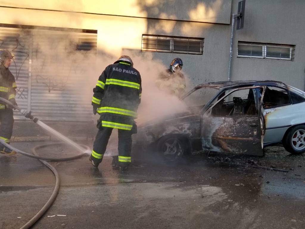 Carro pega fogo no centro de Campinas