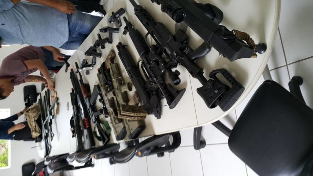 Força-tarefa prende homem que fabricava armas dentro de casa