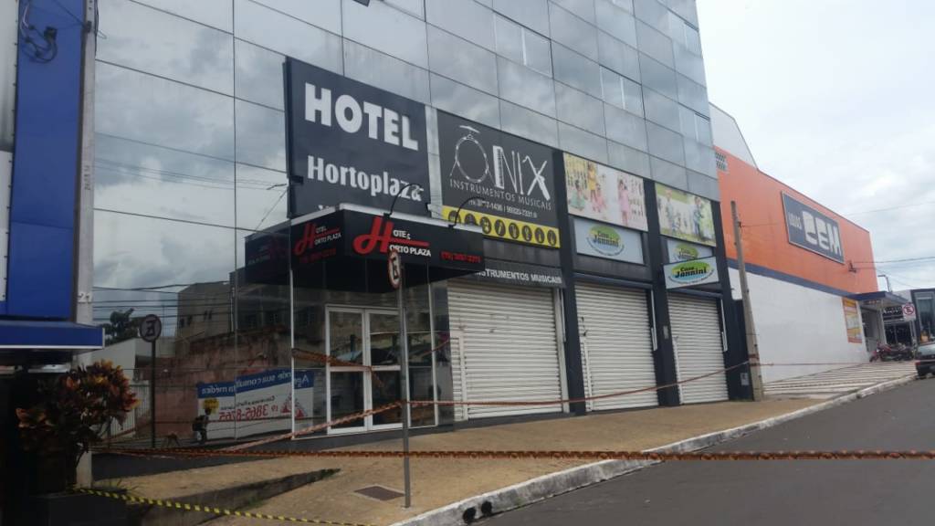 Risco da queda de fachada de vidro de hotel fecha rua em Hortolândia