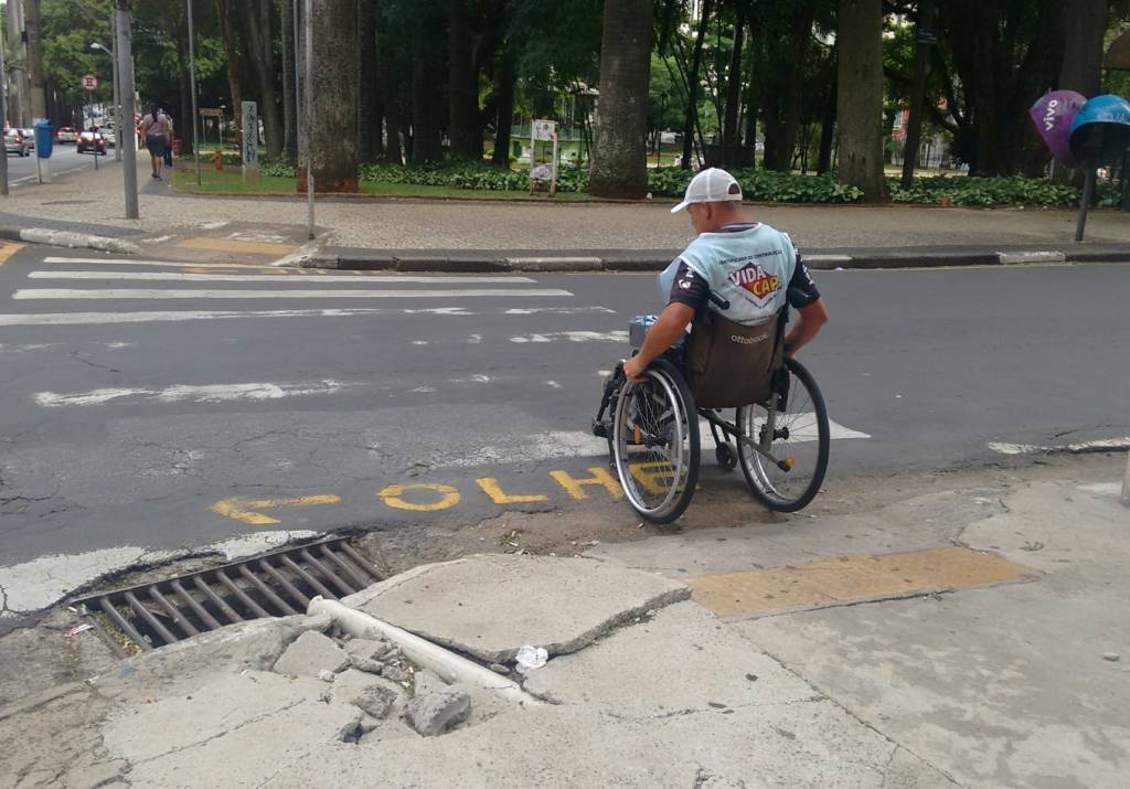 Calçadas esburacadas no centro de Campinas prejudicam pedestres