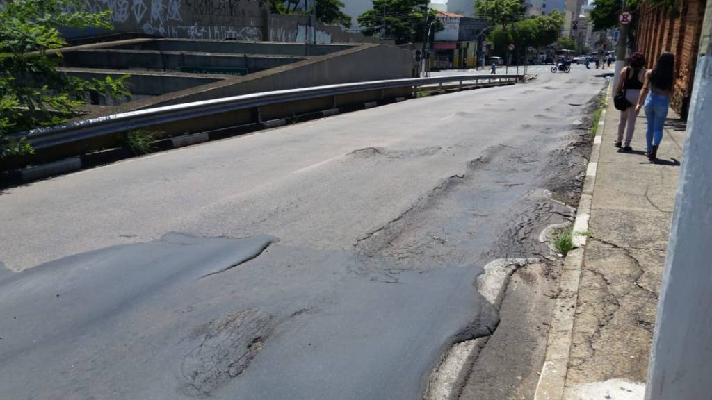 Fluxo de ônibus danifica asfalto na Avenida Campos Sales
