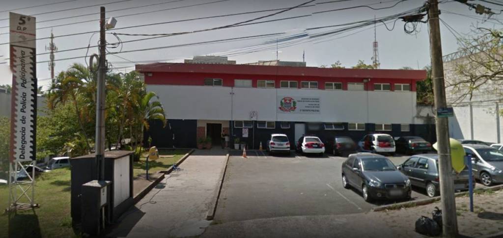 Homem vai à delegacia registrar denúncia e acaba preso por porte ilegal de arma