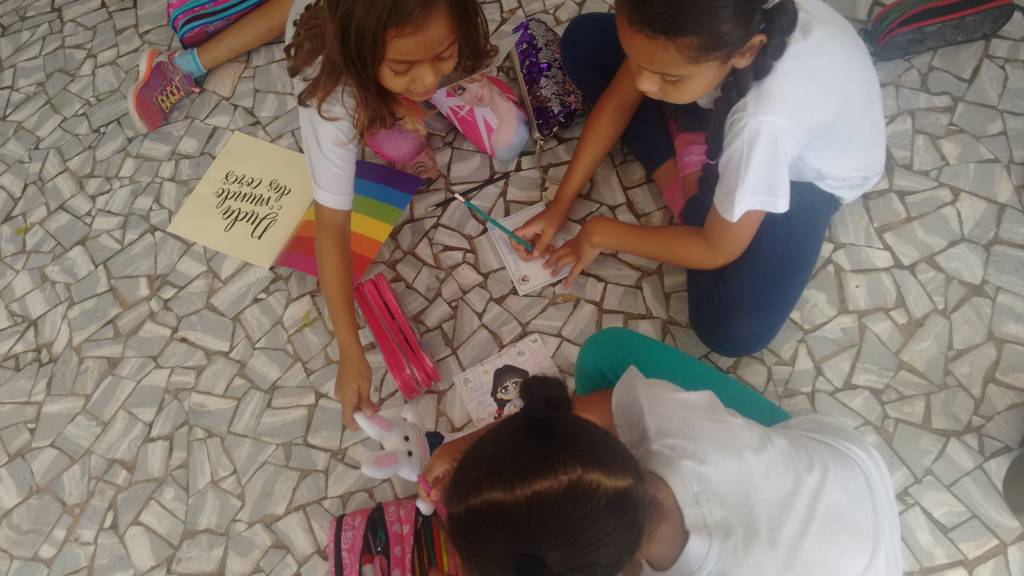 Alunos de escola estadual  participam de roda de leitura  com autora de livro