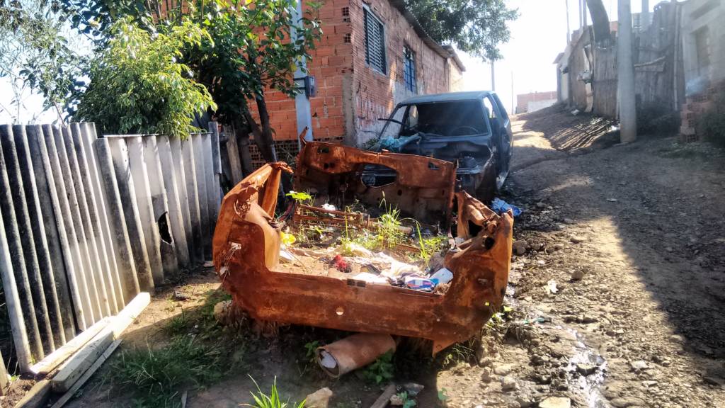 Prefeitura tapa cratera, mas ‘esquece’ carcaças de carros no Jd. Columbia