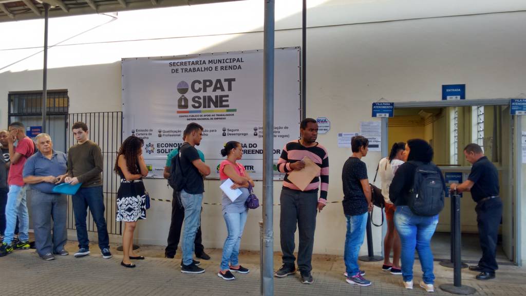 Fila de desempregados contrasta com melhor geração de vagas dos últimos 5 anos