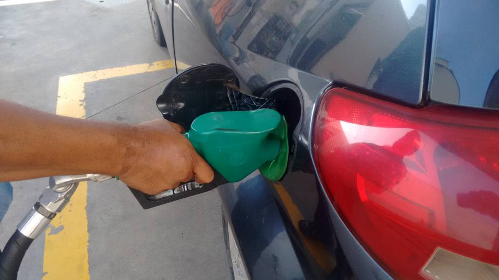 Preços dos combustíveis complicam motoristas de app