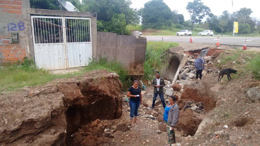 Cratera engole rua no Jardim Columbia na  periferia de Campinas