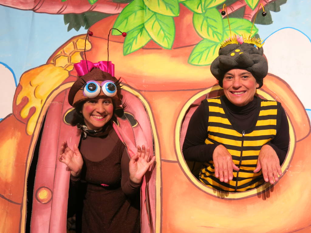 Cia Camaleoa encena  versão moderna do clássico infantil “Dona Baratinha”