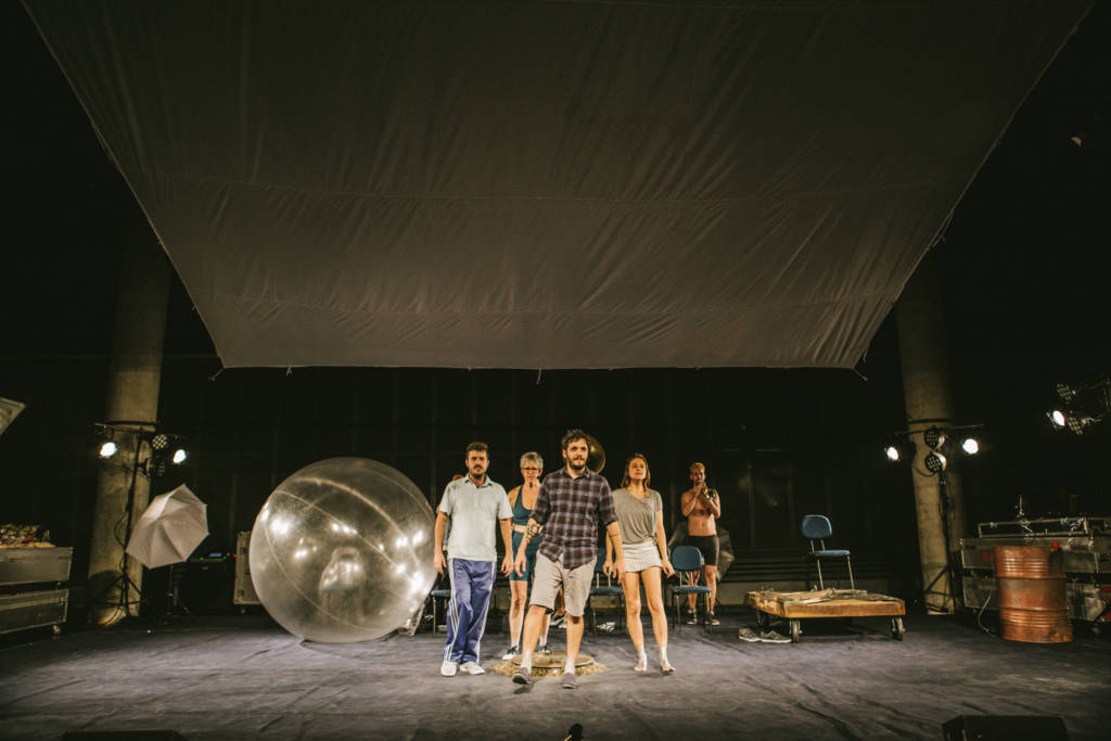 Espetáculo traz a visão pessoal dos atores sobre os personagens reais que vivem da capital paulista