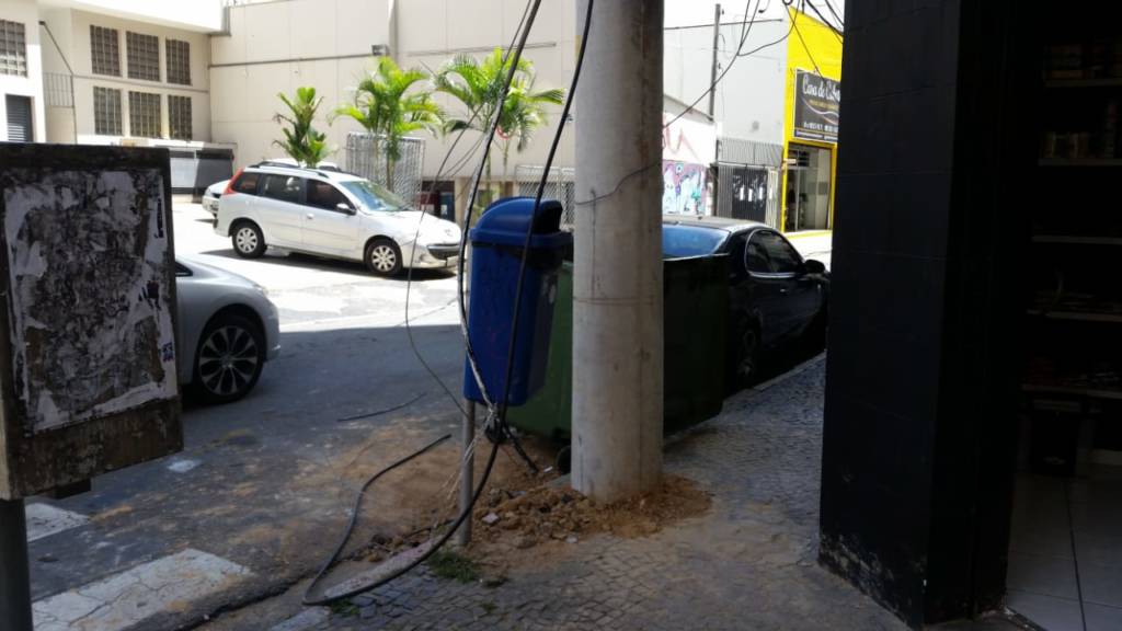 Fios ficam no chão no centro após trabalhos na rede elétrica