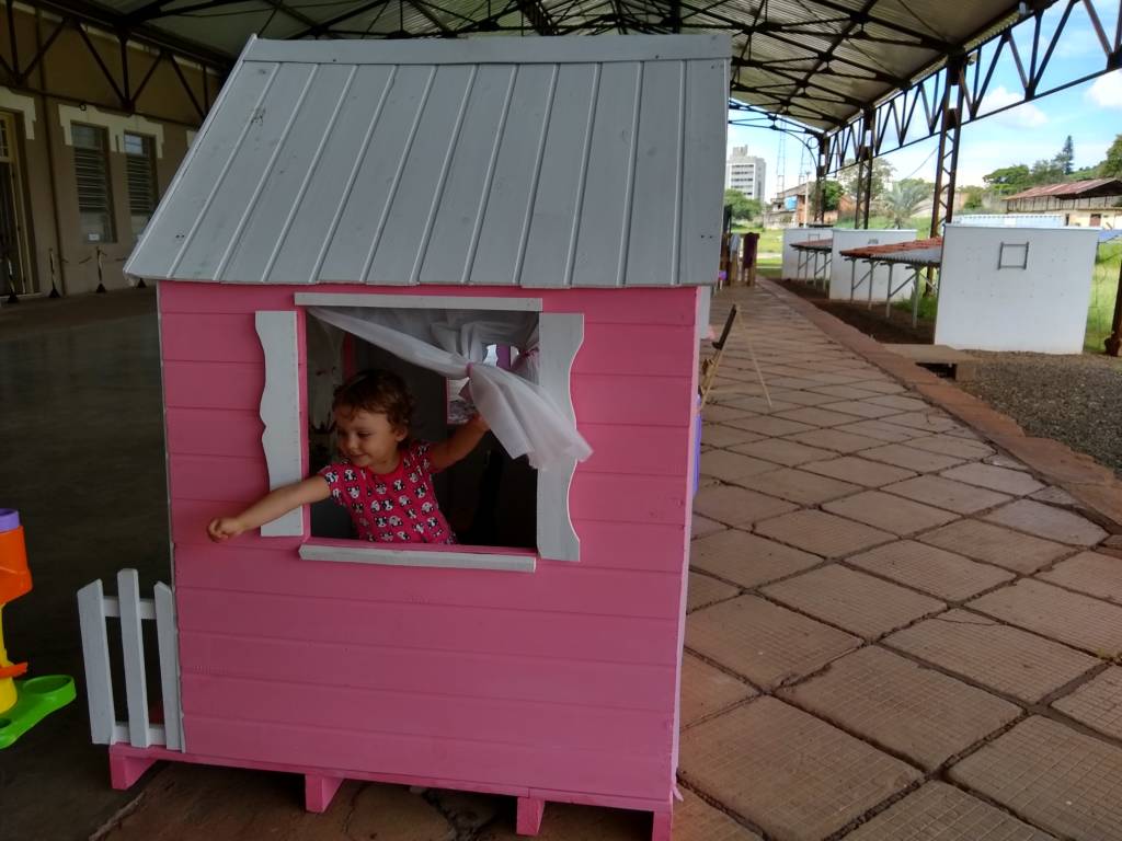 Casinhas de brinquedo feitas por comunidade carente fazem sucesso em mostra sustentável