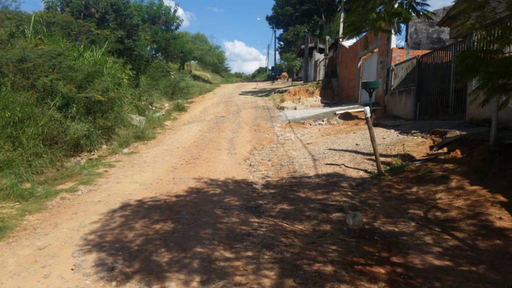 Moradores do Parque dos Pomares, em Campinas, reclamam da falta de asfalto