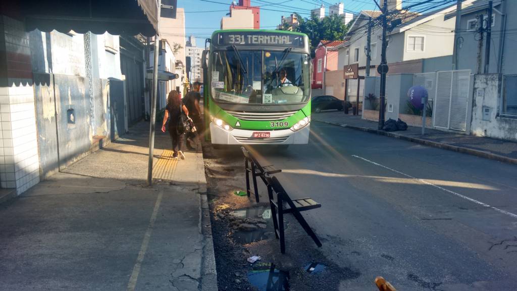 Comerciante coloca cadeiras para sinalizar buracos em rua de Campinas