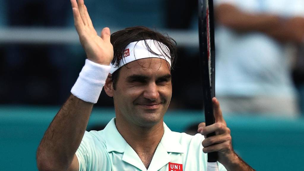 Cem vezes Roger Federer , um dos maiores tenistas da história