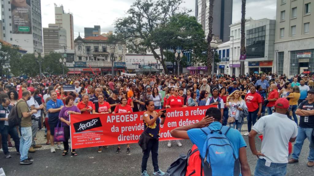 Professores e servidores municipais protestam em Campinas contra a reforma da previdência