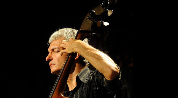 Combinações sonoras e  arranjos criativos conferem frescor à música de Rogério Botter Maio