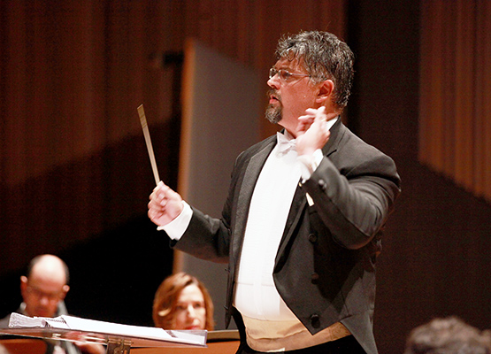 Sinfônica de Campinas abre temporada sob regência do maestro Victor Hugo Toro