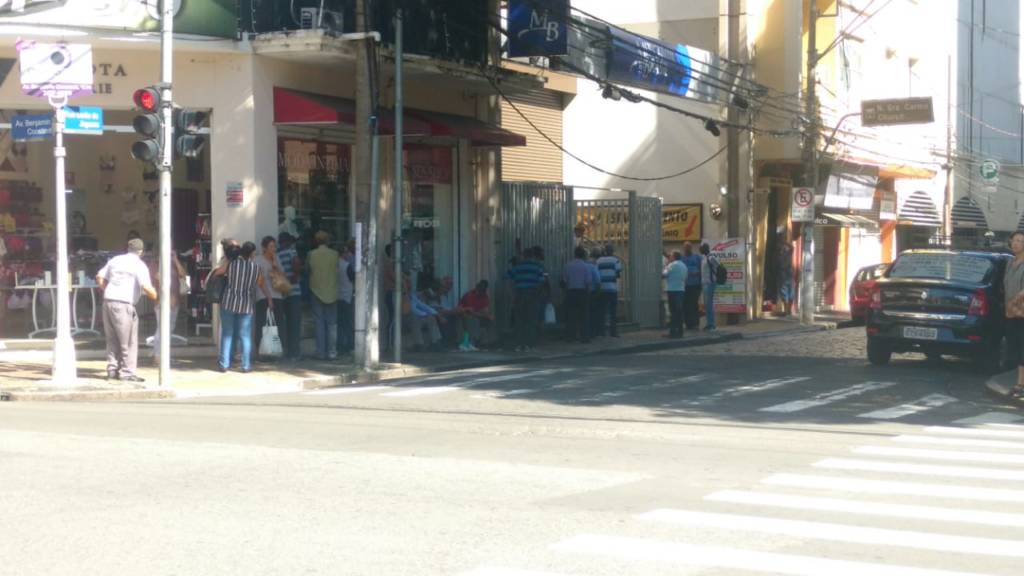 Com abertura às 12h, população forma fila em agências bancárias na quarta de cinzas