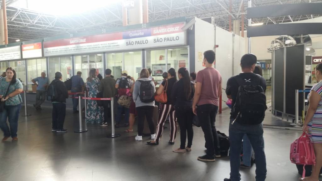 Passageiros com destino a São Paulo enfrentam filas e longa espera na Rodoviária de Campinas