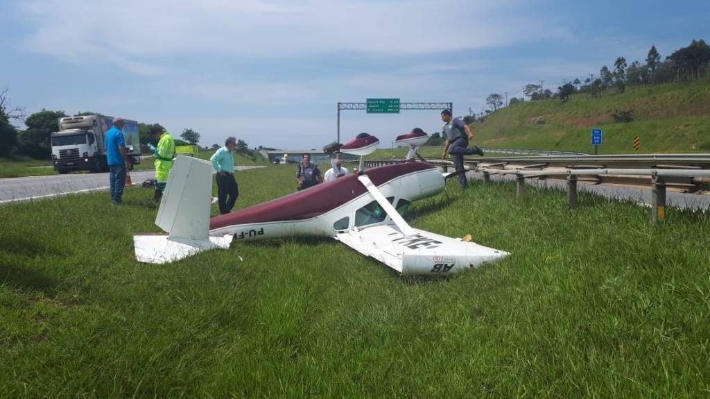 Avião de pequeno porte cai na rodovia Dom Pedro