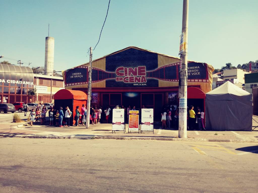 Projeto Cine em Cena Brasil chega ao bairro Vida Nova com sessões de graça