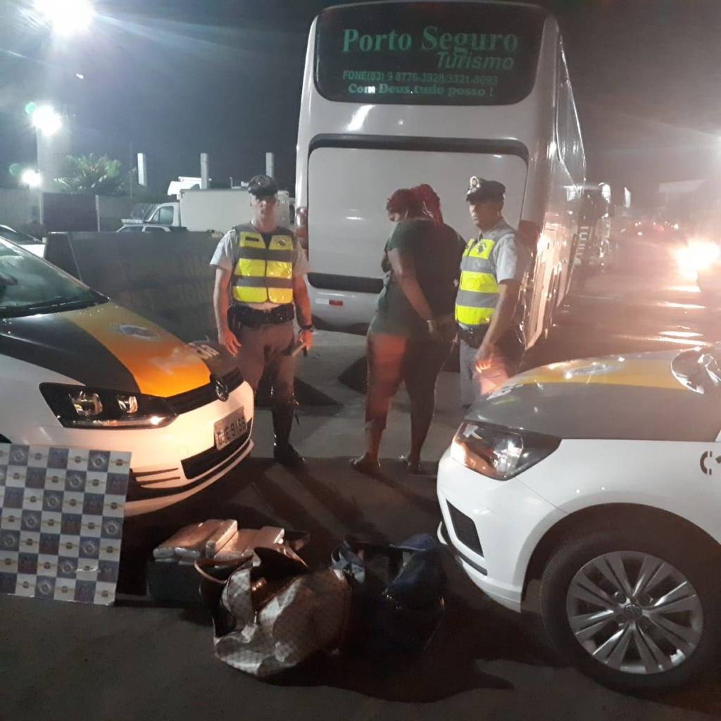 Mulher é presa transportando drogas em ônibus clandestino