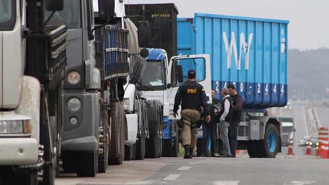 Caminhoneiros ameaçam fazer greve em 29 de abril