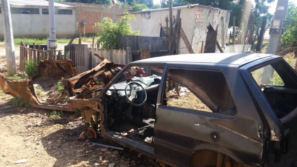 Carcaças de carros ainda incomodam no Jardim Columbia