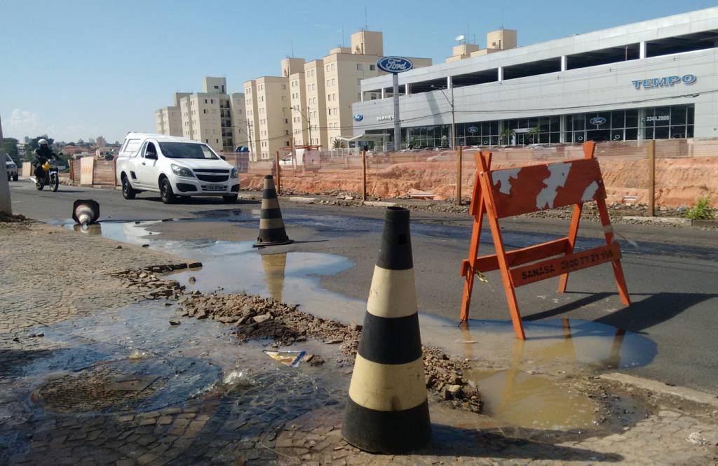 Obras do BRT rompem rede e vazamento de esgoto atormenta região da John Boyd