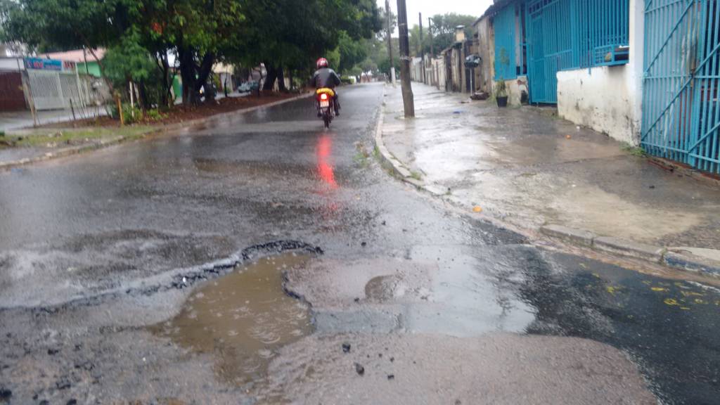 Desvio de rota da Avenida John Boyd Dunlop eleva a quantidade de buracos nas ruas do Jardim Ipaussurama