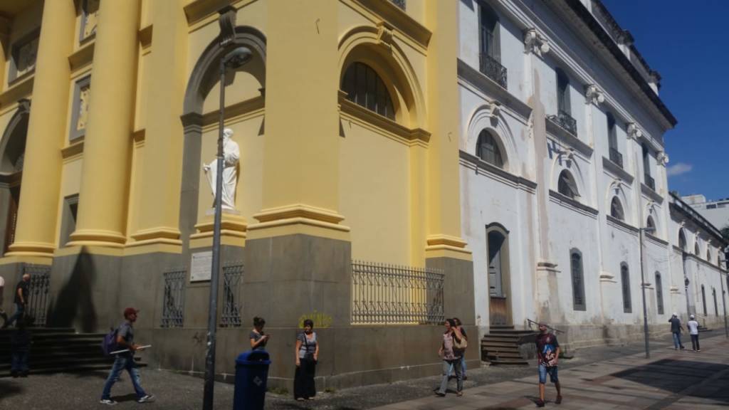 Parcialmente restaurada, fiéis e moradores próximos da Catedral lamentam paralisação da reforma