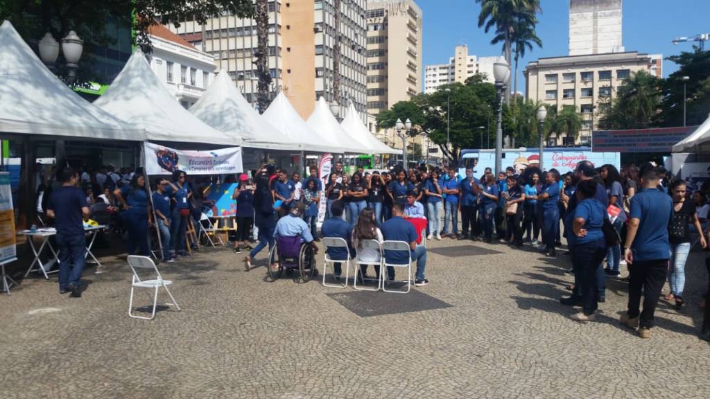Semana do jovem aprendiz reúne adolescentes e recrutadores no Largo do Rosário