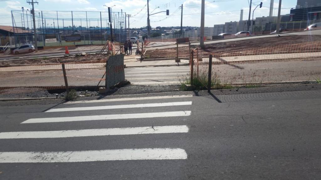 Passagem de pedestres em obras do BRT é foco de críticas