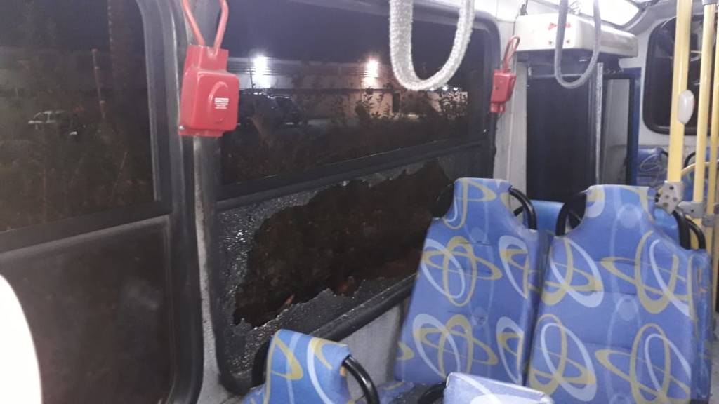 Ônibus é apedrejado e passageiros ficam feridos